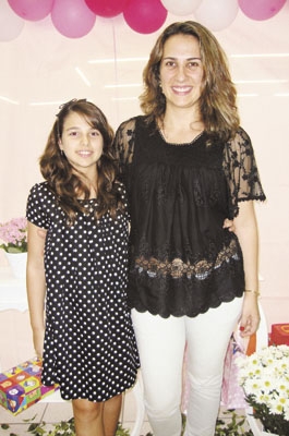 Giulia e mamãe Karla Palermo Guimarães Gianecchini. Giulia vai fazer a 1ª. Comunhão no próximo dia 20, na Catedral